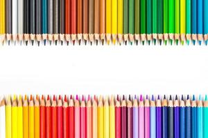 palos de madera multicolores lápices de colores de madera sobre fondo blanco foto