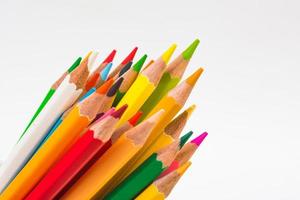 palos de madera multicolores lápices de colores de madera sobre fondo blanco foto