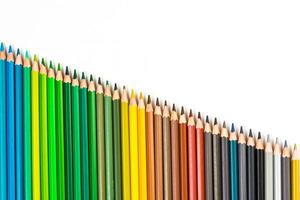 palos de madera multicolores lápices de colores de madera sobre fondo blanco foto