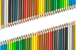 palos de madera multicolores lápices de colores de madera sobre fondo blanco foto