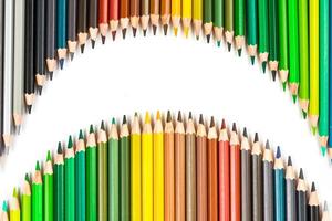 palos de madera multicolores lápices de colores de madera sobre fondo blanco foto