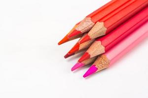 palos de madera multicolores lápices de colores de madera sobre fondo blanco foto