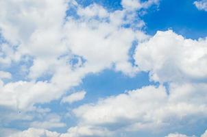 día soleado nube abstracta y textura de fondo de cielo azul. foto