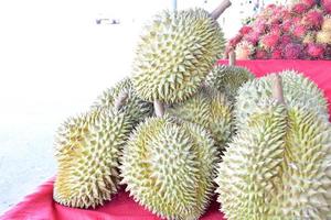 pila de frutas durian en la mesa en el mercado, tailandia. foto