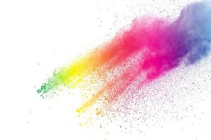 explosión de polvo multicolor sobre fondo blanco. nube de colores. el polvo colorido explota. pintar holi. foto