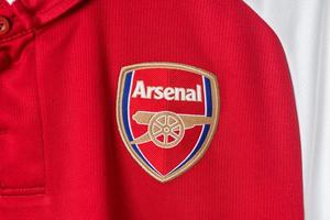 bangkok, tailandia - 18 de enero de 2022 - logotipo del arsenal en la camiseta retro del arsenal temporada 2017-2018 foto