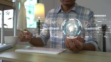 um homem segurando uma lâmpada para holograma de dados de negócios de análise. fundo digital de negócios. video