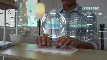 een man die een computer gebruikt om verbinding te maken met een hologram voor cloud computing-gegevens. zakelijke digitale achtergrond. video