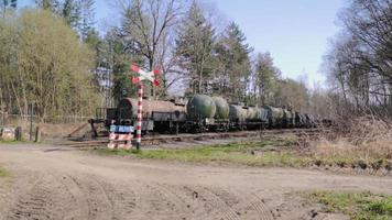 viejos vagones cisterna en vías ferroviarias abandonadas video