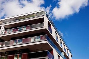 edificio moderno con muchas ventanas foto