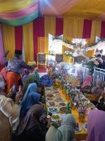 medan, indonesia 23 de enero de 2022 en una boda tradicional malaya del norte de sumatra, hay una ceremonia tradicional de comer arroz frente a la novia y su familia foto