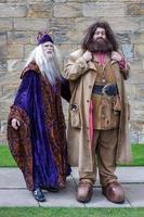 Alnwick, Northumberland, Reino Unido, 2010. Hagrid y Dumbledore actuando en el castillo de Alnwick foto
