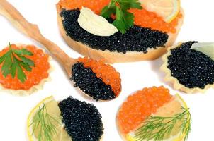 sándwich con caviar negro y rojo foto