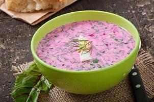 sopa fría con remolacha y yogur foto