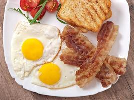 desayuno inglés - tostadas, huevo, tocino y verduras foto