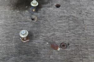 los tornillos se fijan en madera vieja y sucia. foto