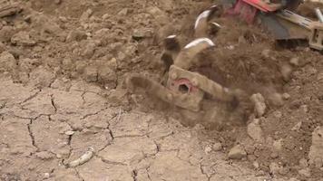 Ein kleiner Ackerschlepper pflügt den Boden, die Arbeit eines handgeführten Traktors video