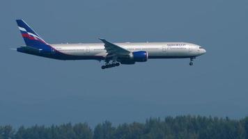 aeroflot boeing 777 acercándose sobre el océano video