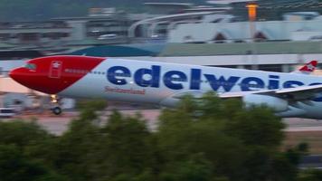 edelweiss airbus a340 landung video