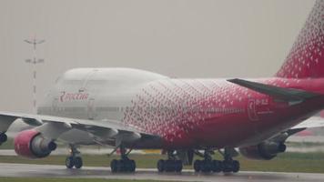 Boeing 747 Rossiya auf der Landebahn video