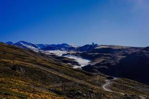 hermoso paisaje montañas cubiertas de nieve y cielo azul foto