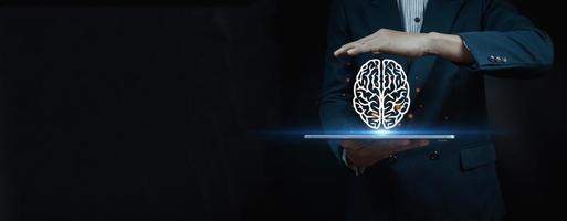 hombre de negocios vestido con traje sosteniendo un portátil a mano con una ilustración de la feria del cerebro sobre un fondo abstracto. foto