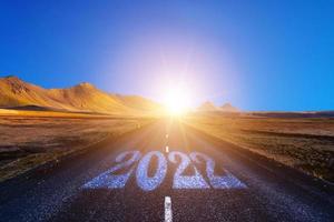 2022 números en carretera asfaltada foto
