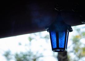 lámpara de techo colgante de estilo vintage luz de bombilla de color naranja cálido con tono azul oscuro. foto