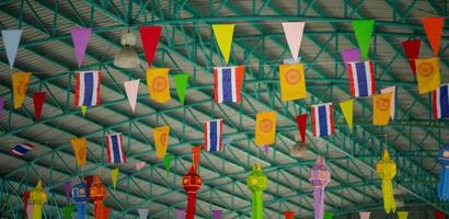 muchas banderas triangulares multicolores adornan el jardín borroso. , fondo de postal, día de san valentín foto
