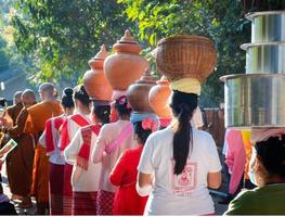 la forma de vida de los nativos en tailandia. poner una olla y un tarro de comida en la cabeza. foto