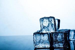 los cubitos de hielo se colocan maravillosamente. conceptos de alimentos y bebidas de color índigo de hielo adecuados para todas las edades. foto