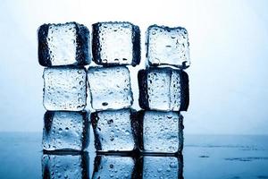 Ice cubes are placed beautifully. Ice color indigo Food and drink concepts suitable for all ages.