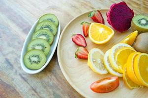 los frutos de la salud amante de la fruta sana y el cuidado de la salud para comer alimentos saludables. a la piel la fruta se coloca en una hermosa mesa, albaricoque de manzana, plátano, naranja, dragón, colocado foto