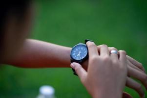 hermosas manos negras y relojes un control de tiempo para precisión y puntualidad