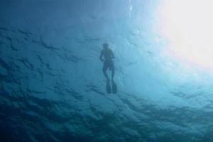 buceadores bajo el agua en el mar foto