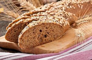 rebanadas de pan orgánico más fino decorado con cereales naturales foto