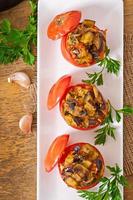 tomates al horno rellenos de berenjena y champiñones foto