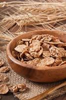 desayuno saludable - muesli de grano entero con una nuez en un tazón de madera foto