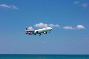 phuket, tailandia, 2016 - thaiairway aterrizando en el aeropuerto internacional de phuket el 16 de febrero de 2016. el avión llega al aeropuerto internacional de phuket. foto