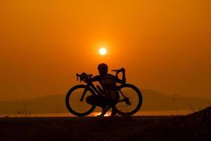 silueta de un ciclista al atardecer en tailandia. foto