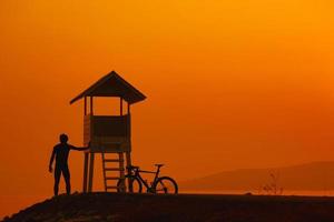 silueta de un ciclista al atardecer en tailandia. foto