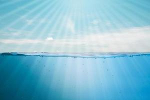 las hermosas olas azules del mar dejaron de humear con burbujas separadas sobre un fondo blanco. rincones populares, conceptos naturales foto
