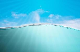 las hermosas olas azules del mar dejaron de humear con burbujas separadas sobre un fondo blanco. rincones populares, conceptos naturales foto