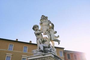 pisa, italia, 2021 - elemento arquitectónico de la fuente en la plaza de los milagros, plaza de la catedral. foto