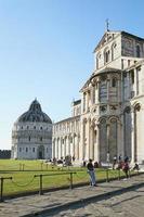 pisa, italia, 2021 - vista al baptisterio de pisa y la catedral de pisa. plaza de los milagros, plaza de la catedral foto