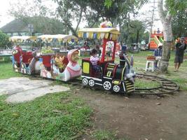 Magelang, 2022, paseos en tren eléctrico para niños. foto