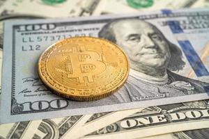 bitcoin de oro en billetes de dólar estadounidense para el intercambio electrónico mundial de dinero virtual, blockchain, criptomoneda foto