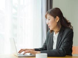 Asian business women are using ideas. And search for business information