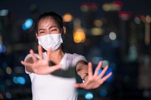 las mujeres asiáticas tienen que usar una máscara para cubrir la cara para evitar la contaminación del polvo foto