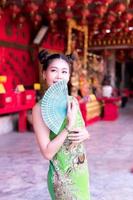 bella mujer asiática fotografiada con trajes nacionales chinos para el evento del año nuevo chino